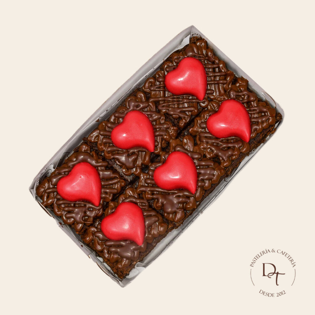 Brownies amelcochados con trozos de chocolate 56% de cacao y corazones