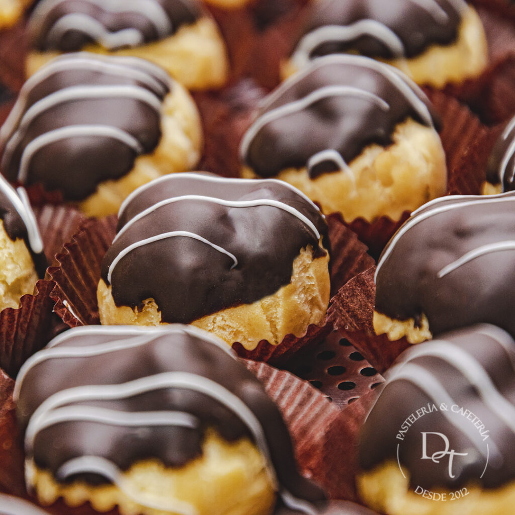 Profiteroles rellenos de crema pastelera