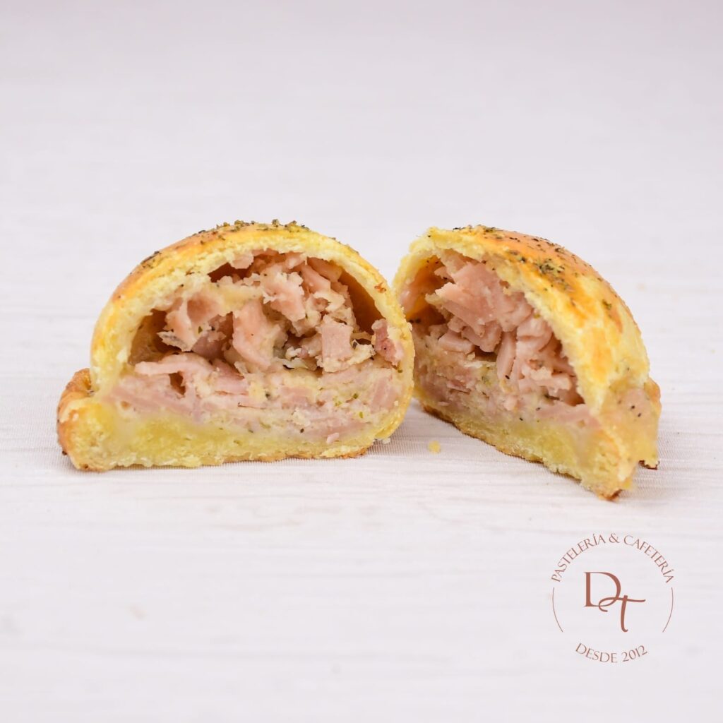 Mini empanada de jamón con queso duten