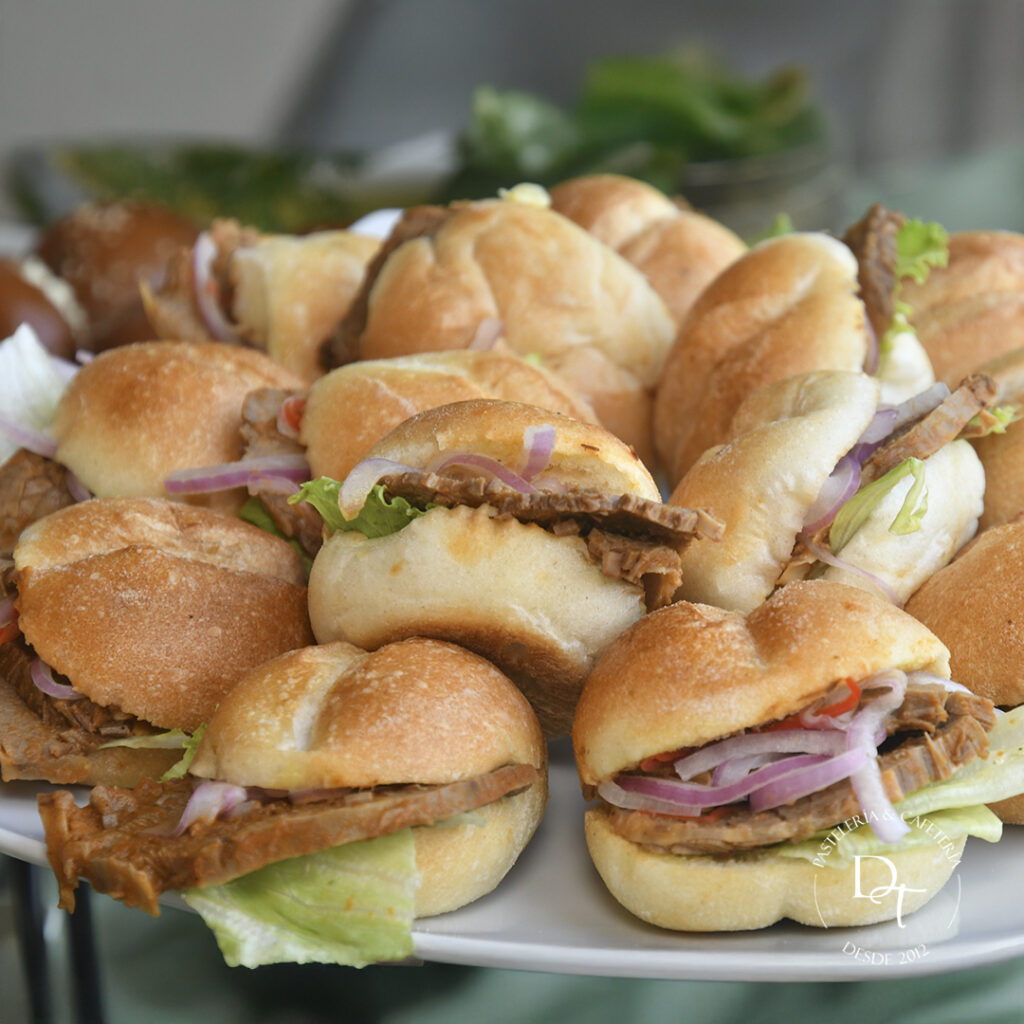 Mini Sándwich de asado de res con salsa criolla