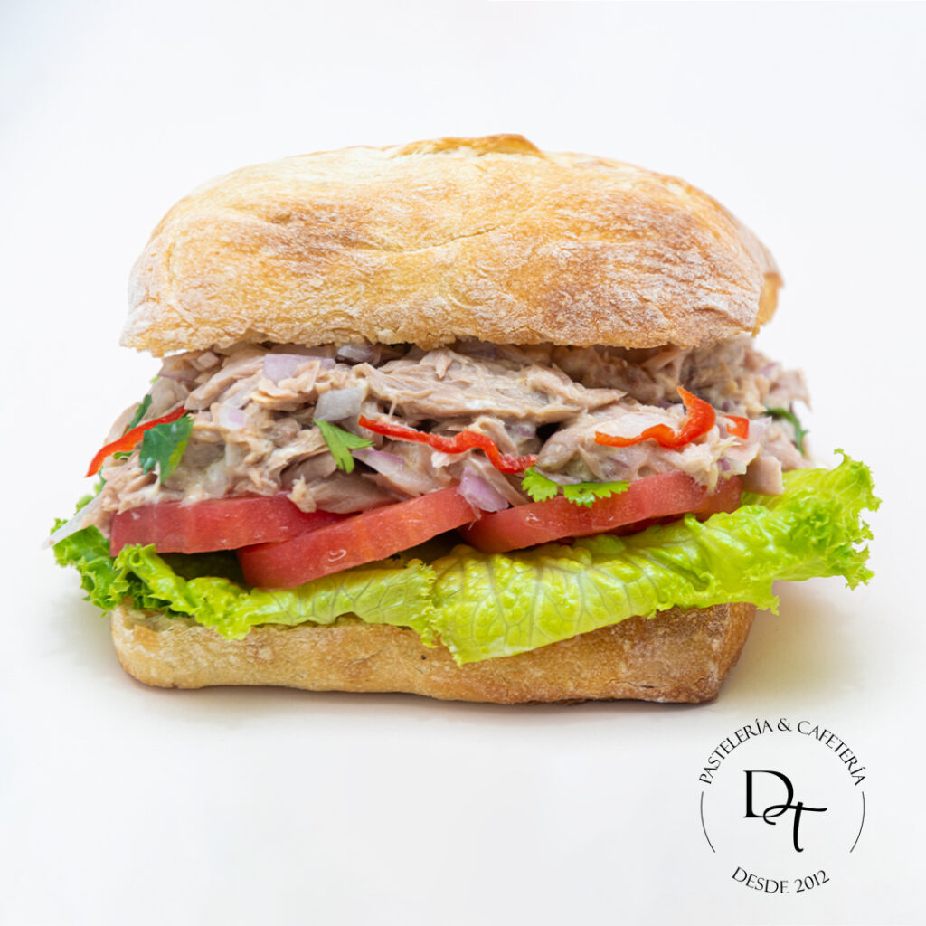Pan ciabatta con masa madre, filete de atún, tomate, lechuga y cebolla en trozos