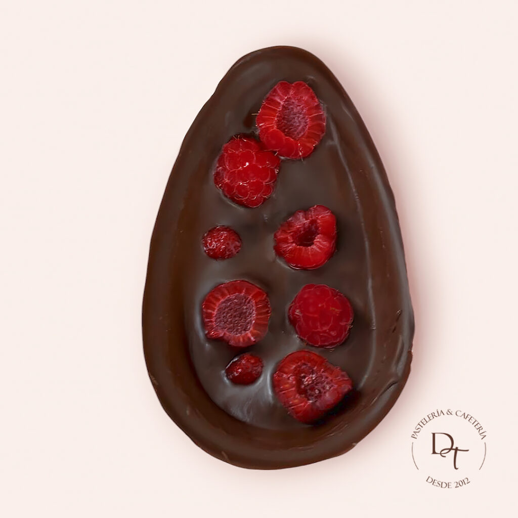 Huevito de Bosque Bombón de chocolate, en forma de medio huevo, relleno de frutos de bosque. Precio S/25.90