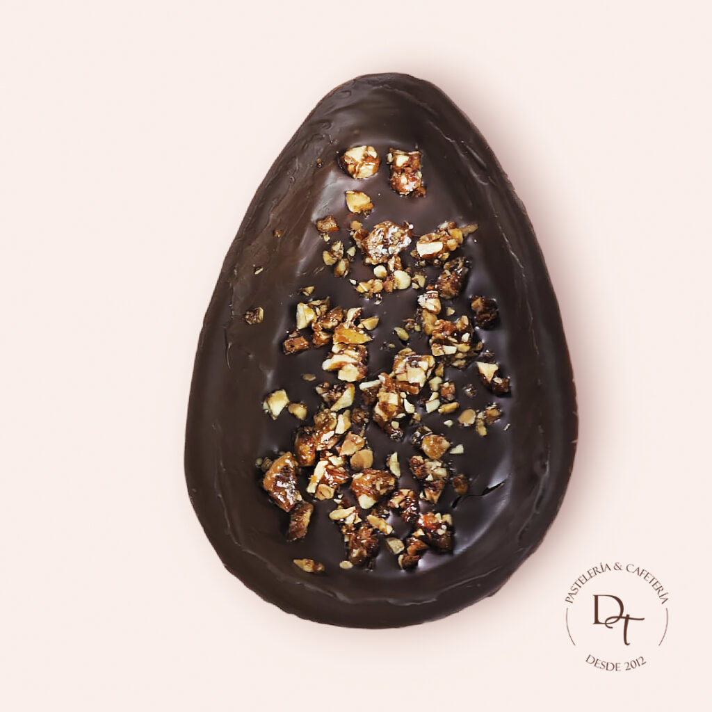 Huevito de Nutella. Bombón de chocolate en forma de medio huevo, relleno de Nutella con topping de Praliné de almendras.