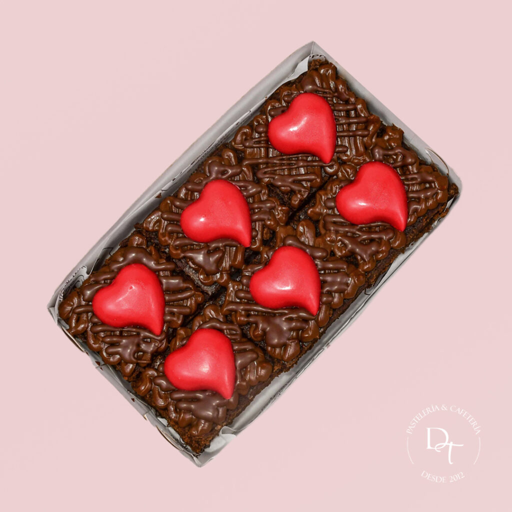Brownie Corazón Brownies amelcochados con trozos de chocolate 56% de cacao y corazones de chocolate. S/25.00