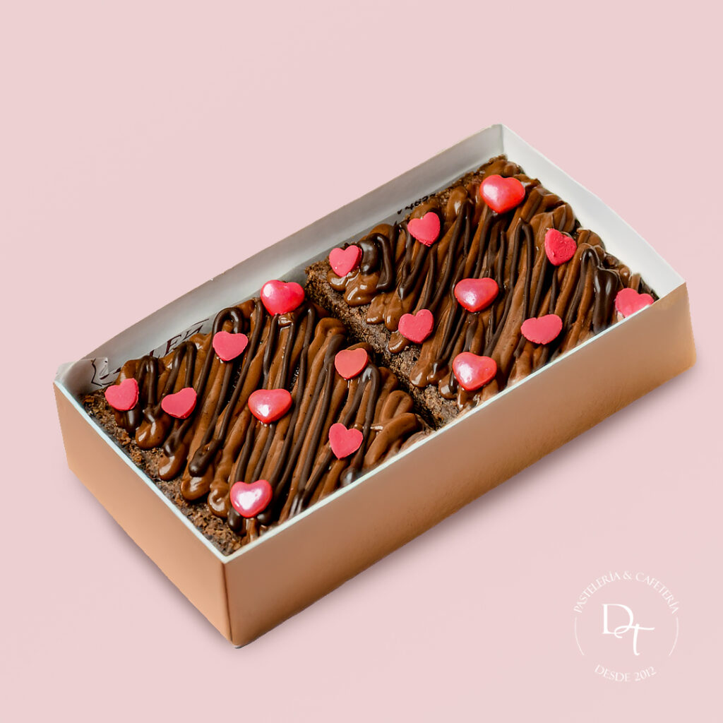 Dúo Brownies 2 delicioso brownies amelcochados acompañados de fugge de olla y toppings de corazones. S/22.00