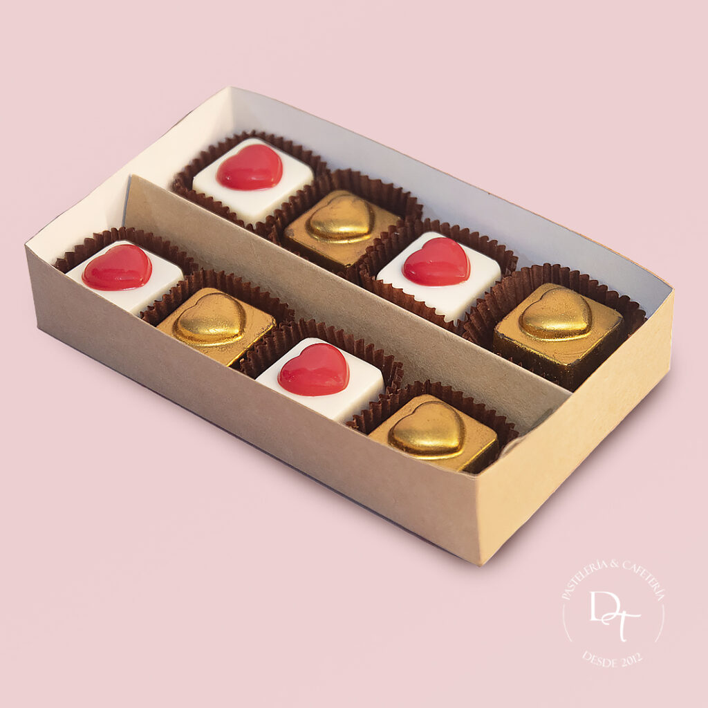 Brownies amelcochados con trozos de chocolate 56% de cacao y corazones de chocolate. S/25.00